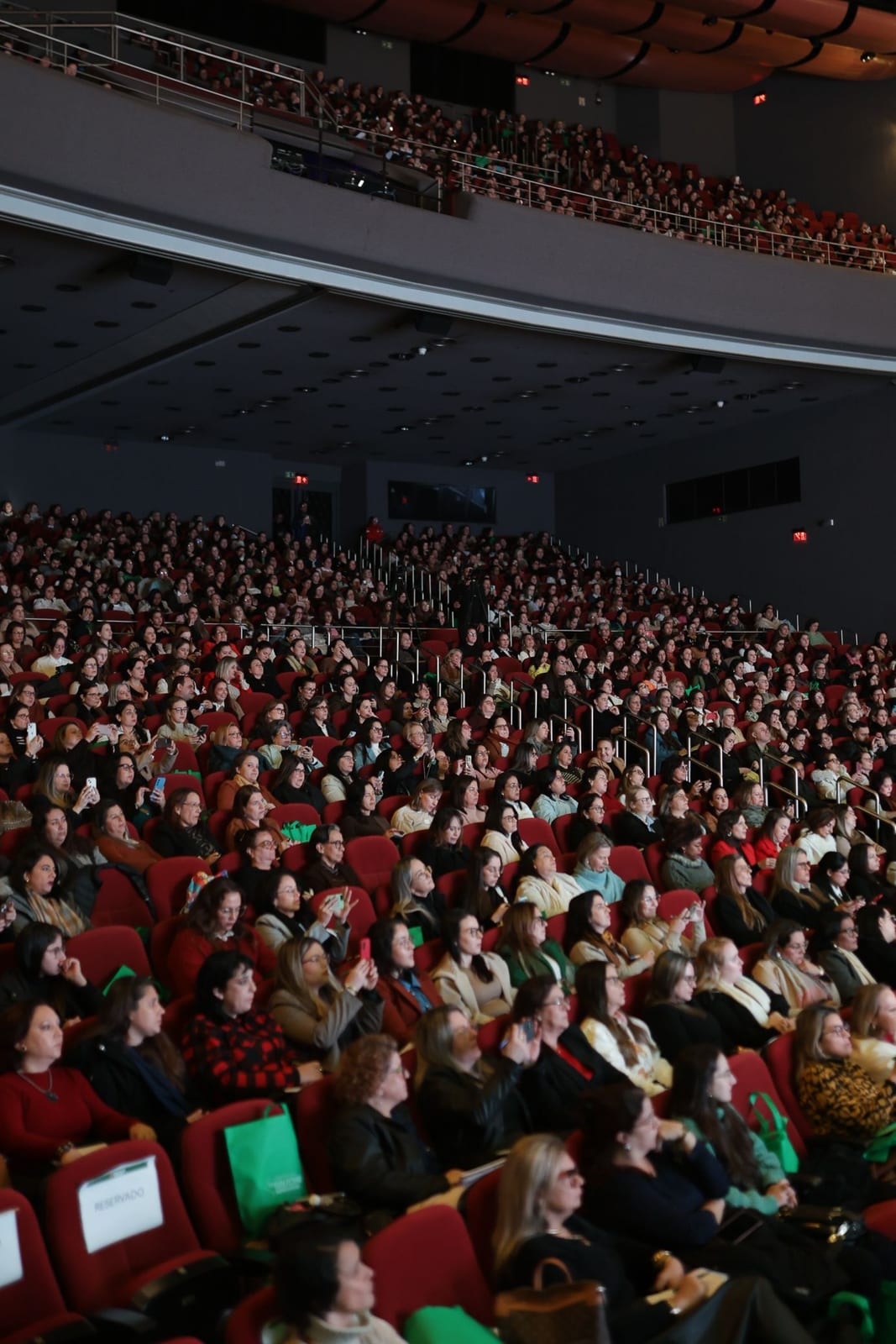 Plateia atenta durante a apresentação